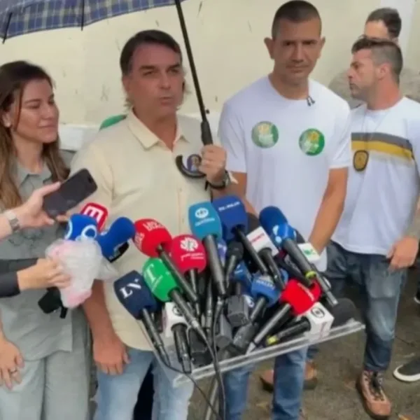Flávio Bolsonaro votó en río y afirmó que es tiempo de cambiar 