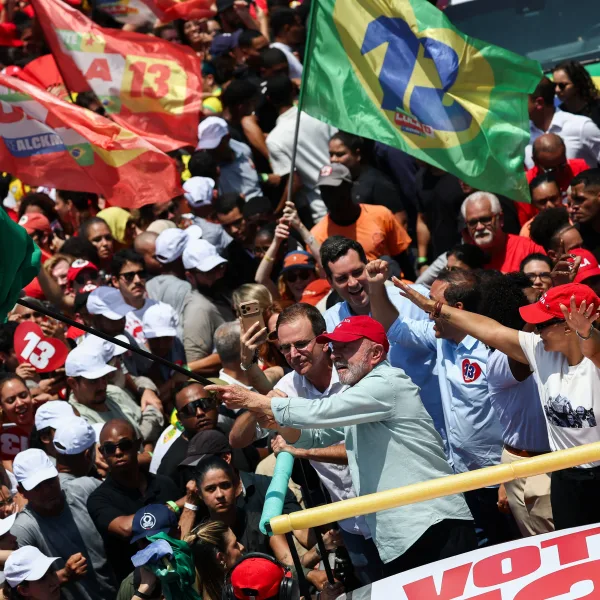 En un histórico balotaje, Lula da Silva fue reelecto presidente de Brasil y asumirá su cuarto mandato