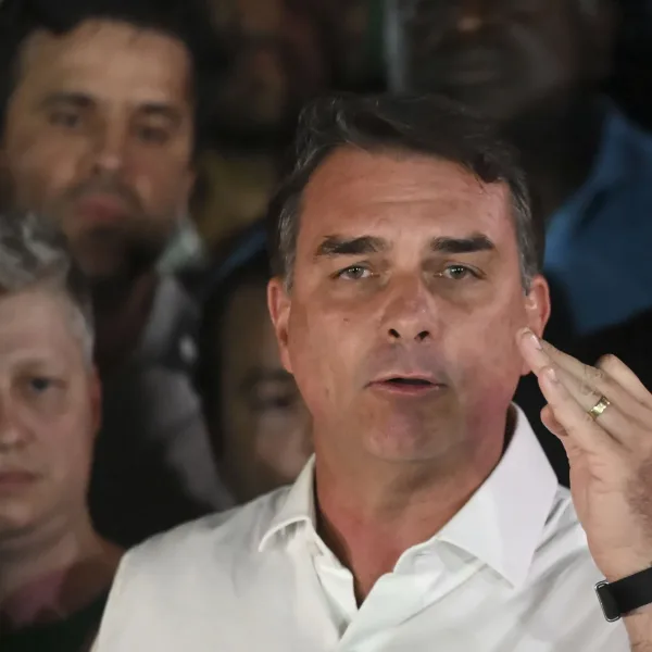 Brasil: la Justicia canceló los pasaportes de Flávio Bolsonaro y desconocen su paradero