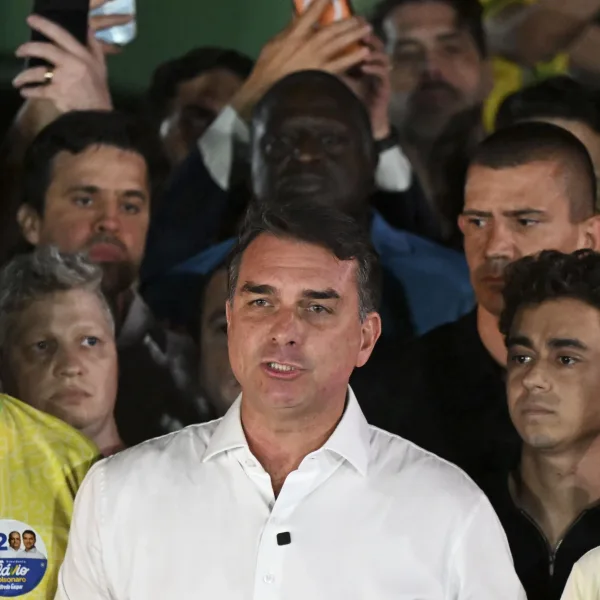 Flavio Bolsonaro se autoproclamó "presidente electo" de Brasil desde Estados Unidos