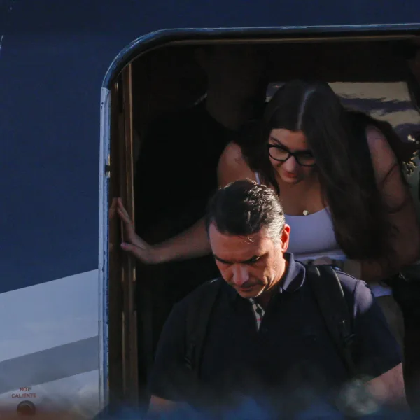 Flávio Bolsonaro aterrizó en Estados Unidos, luego de fugarse por la Argentina