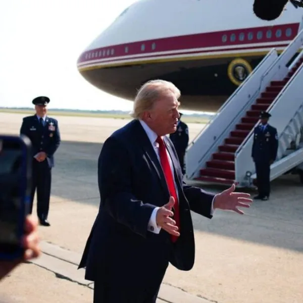 Donald Trump dijo que cree que Flávio Bolsonaro "está en Argentina" y que "aprobaría" su ingreso a EEUU