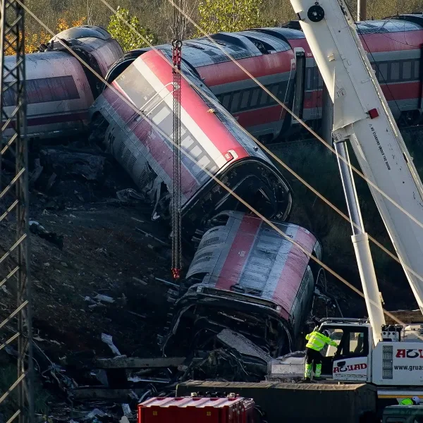 Sube a 69 la cifra de muertos por el choque de trenes en España