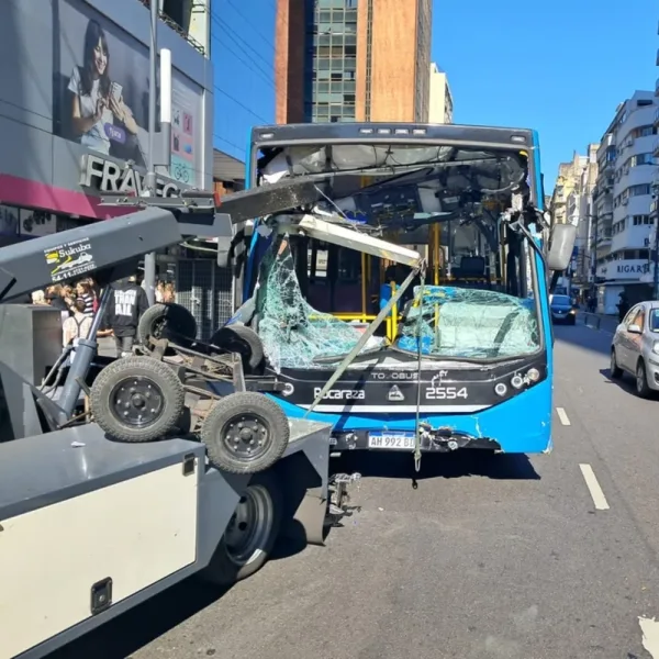 Un colectivo chocó contra una grúa en avenida Corrientes: cinco heridos