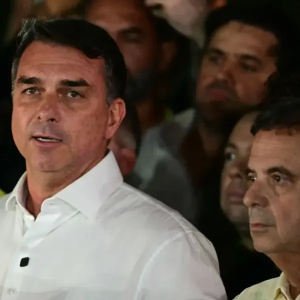 Flavio Bolsonaro reapareció y denunció persecución judicial