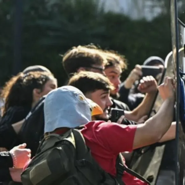 Represión en las masivas protestas en Francia por el costo de vida 